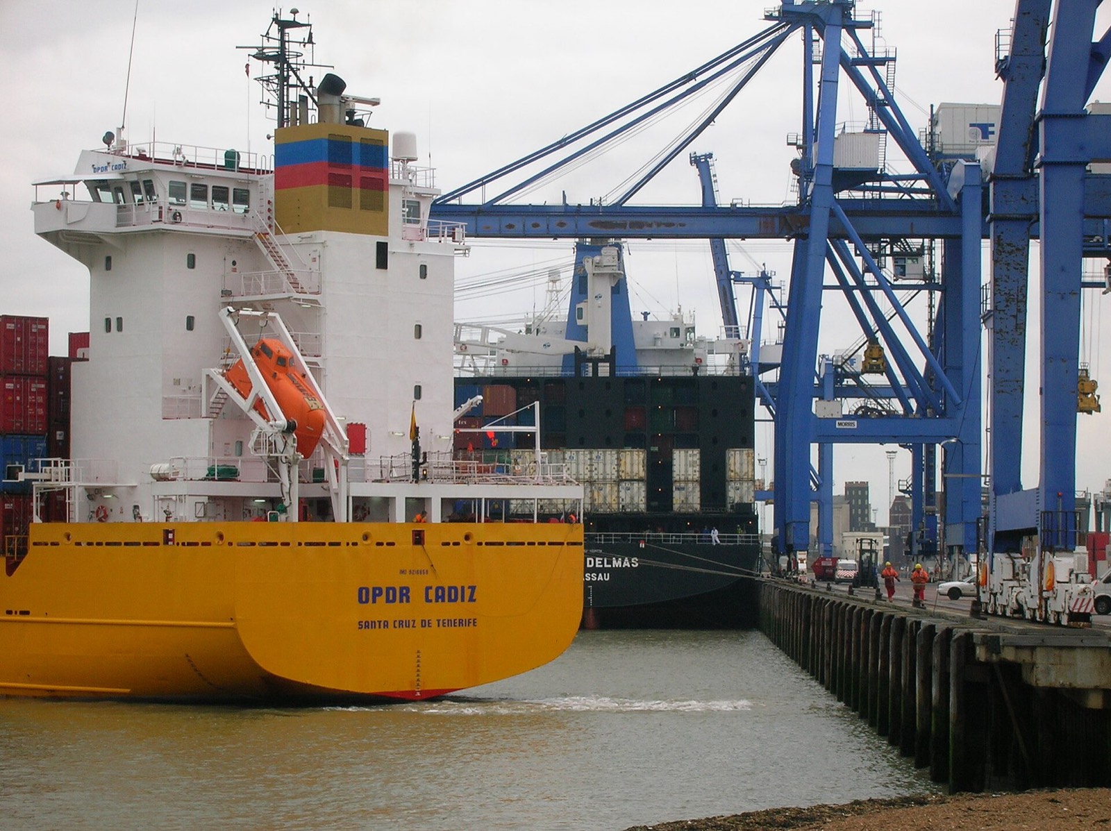 Indian exporter loading a container bound for the UK under the India-UK CETA free trade agreement